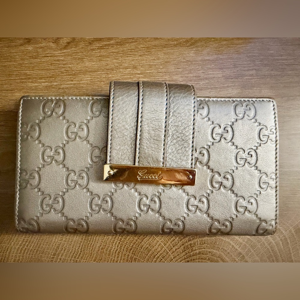 Gucci Gold-Tone Plaque Metallic Leather Wallet - Picture 3 of 7